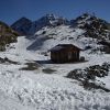 На морене - белая, гранитная капелла.