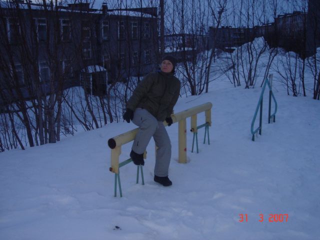 Качели в сугробе