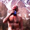 Спорю на ящик коньяка, что этот кулуар мой.