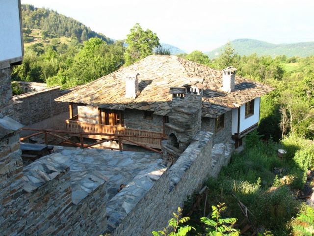Чисто каменная усадьба