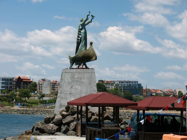 Несебр, памятник на набережной