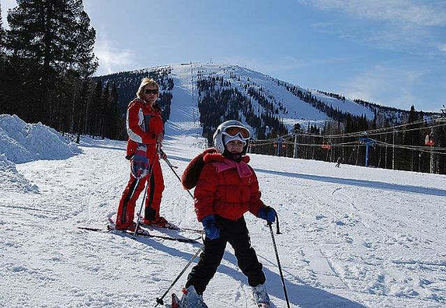 Вид на SkiWay у подножья горы, "Рыжая" гондольная 