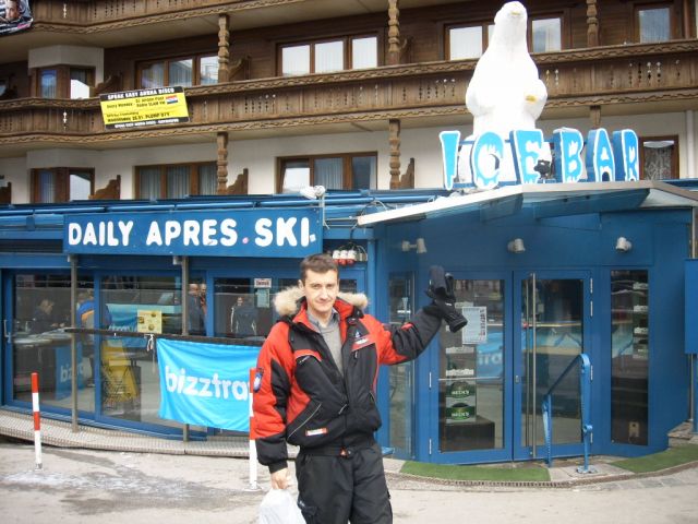 044 Майрхофен - IceBar снаружи и я.JPG