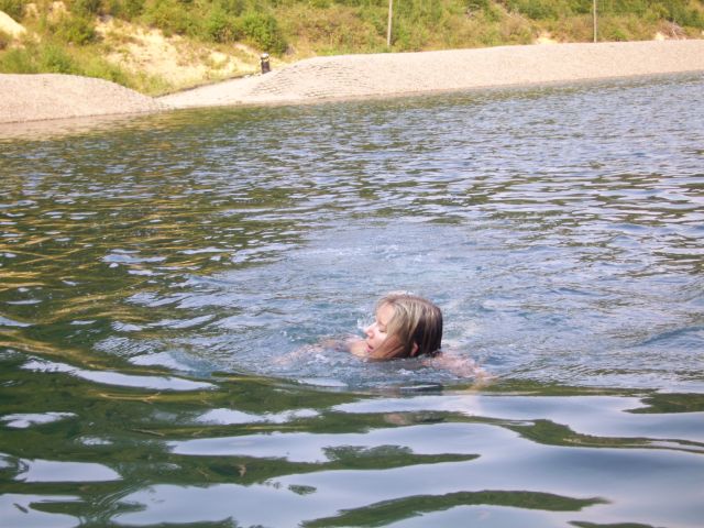 Буковель, горное озеро с очень чистой ледяной водой