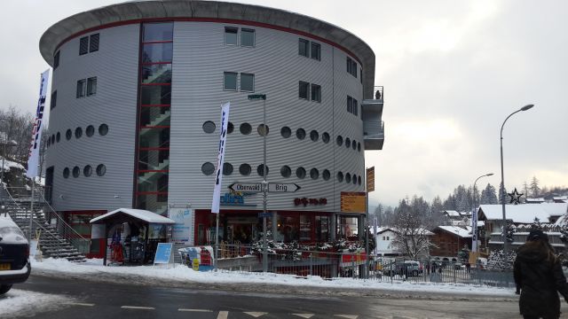 за спиной подъемник а тут отель/магазин