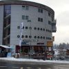 за спиной подъемник а тут отель/магазин