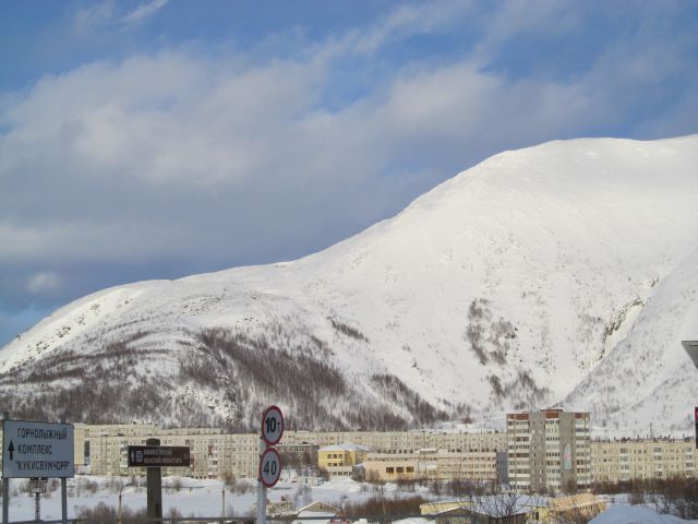 Вид из города в...