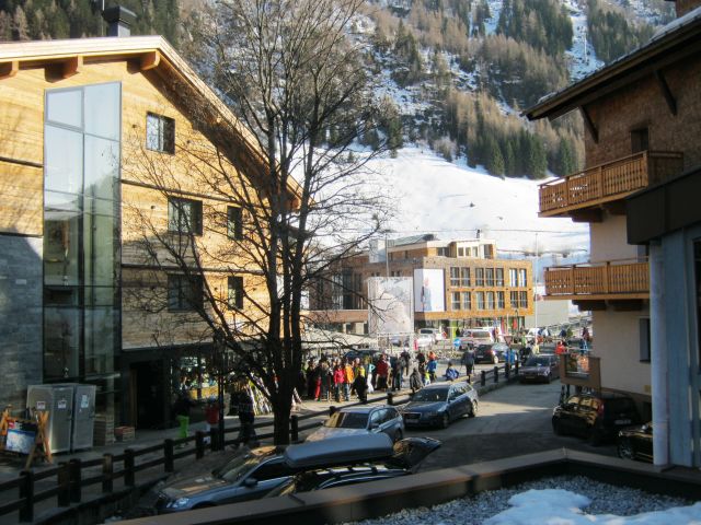 687.JPG