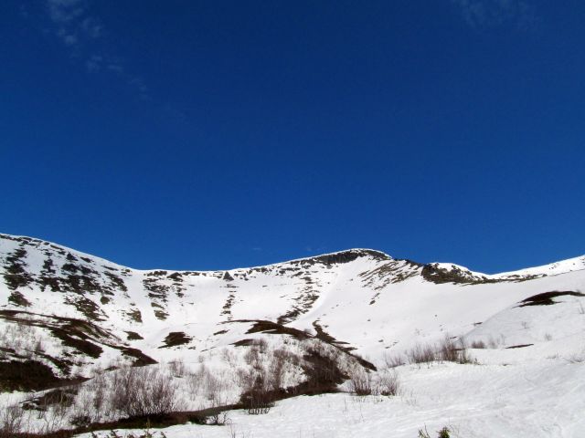 Солнце жарит,склон плывёт.