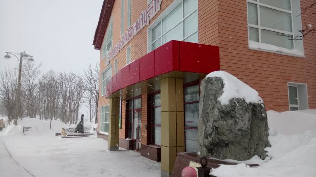 Рубят серый камень-апатит...