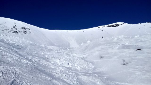 Лавинка ,несколько сошло в этот кулуар за сезон.
