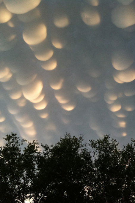 551d14a9c7266_mammatusclouds.jpg