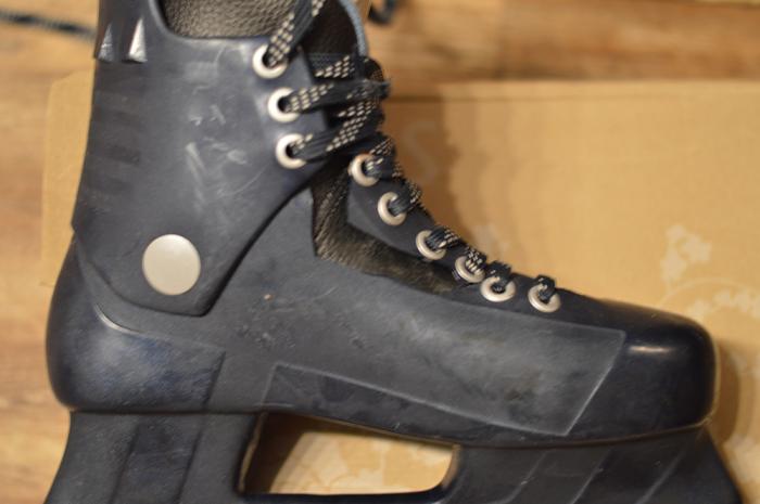 5e57d6149f741_skates_3.jpg