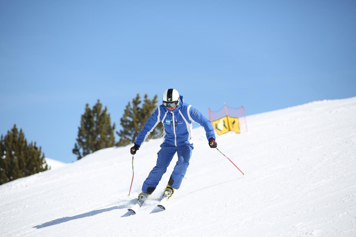 Skiing instructor. Горнолыжник в повороте. Горнолыжный поворот. Техника поворота на горных лыжах. Инициация поворота на лыжах.