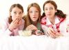 girls_lying_on_bed_eating_popcorn_600_00866169.jpg